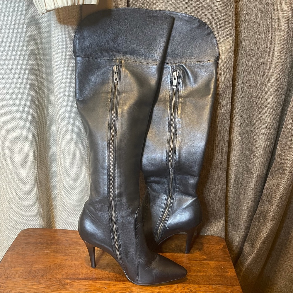 Express knee high leather boots in color black perfect from the outside